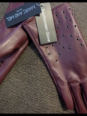 Touchscreen Leather Gloves in Wine